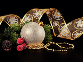 Goldene Weichnachtskugel mit Dekorationsmaterial im Hintergrund und weihnachtliches Band