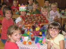 Kinder beim Geburtstagsfeiern